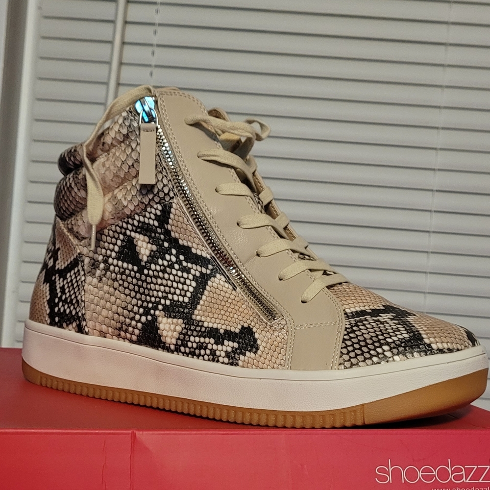 Never worn, ordered too big